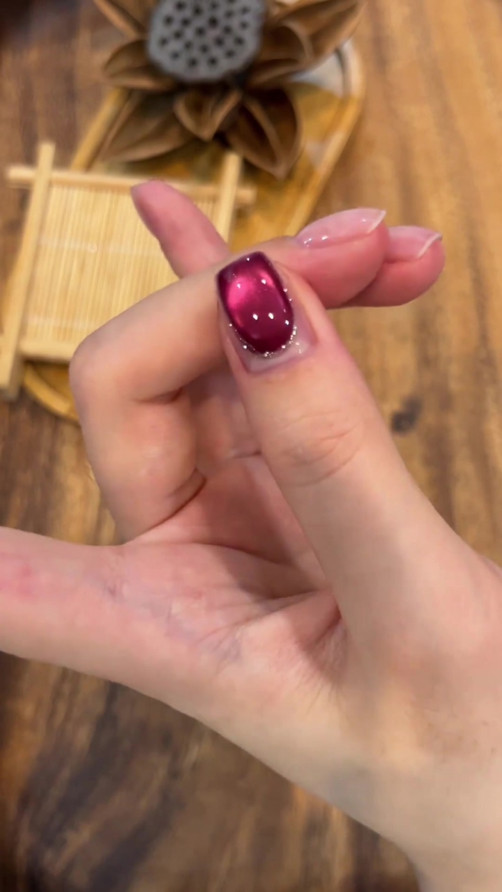 Magnetyczne paznokcie cat-eye w kolorze różowego klejnotu — poradnik krok po kroku