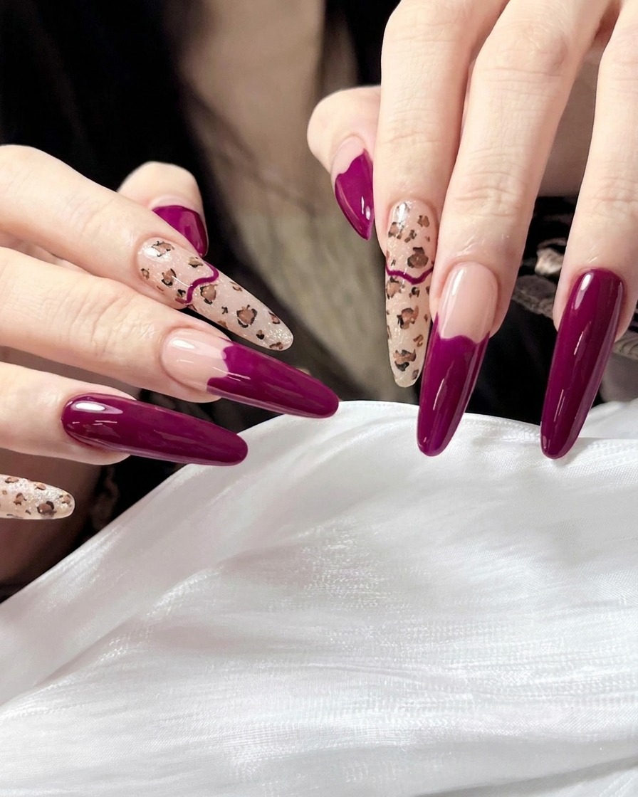 Pędzelek nakładający przezroczysty, błyszczący top coat na gotowy manicure w panterkę i magentę.