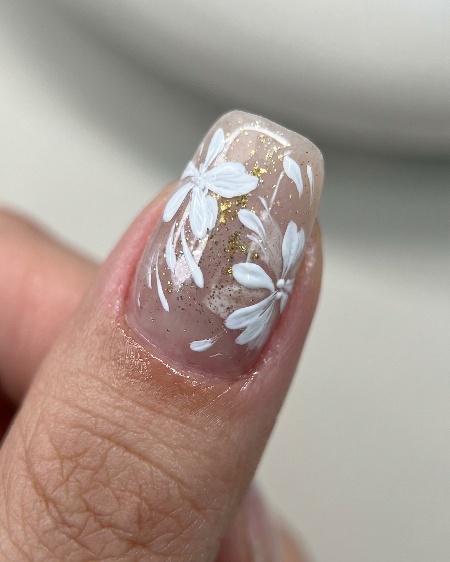 Pędzelek nakładający nabłyszczający top coat na zdobione paznokcie.