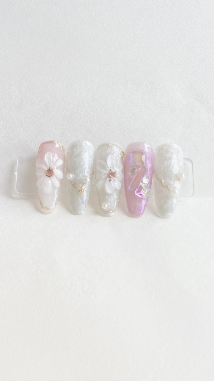 Manicure Moonlight Daisy — Elegancki tutorial z kwiatowym wzorem 3D