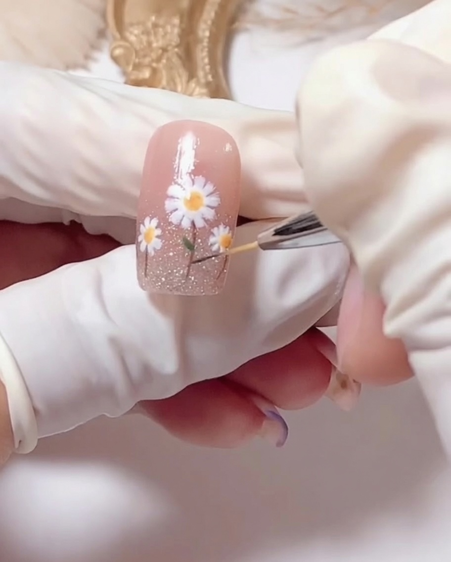 Pędzelek nakładający nabłyszczający top coat na gotowy wzór.