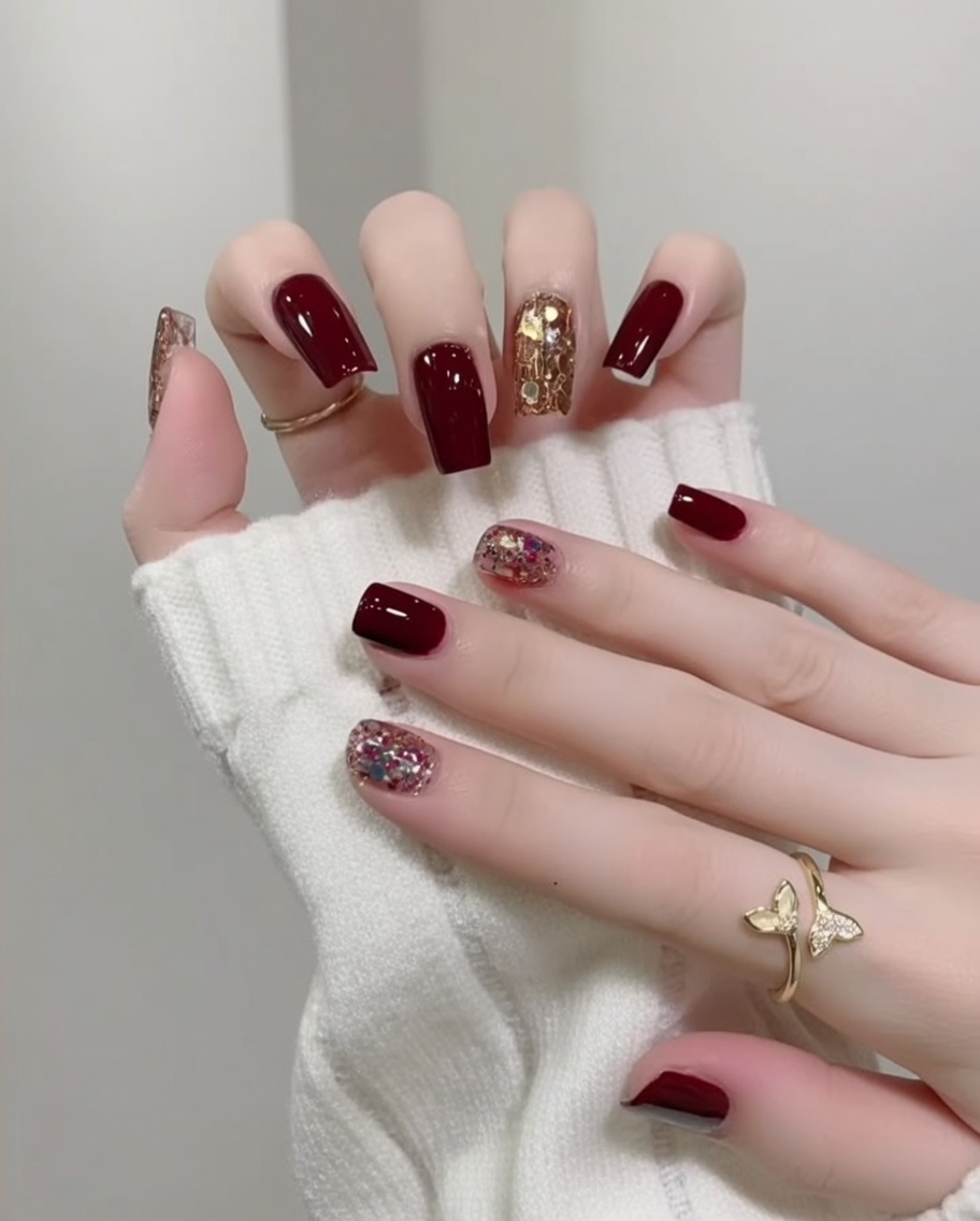 Dłoń z gotowym manicure w lampie UV/LED podczas ostatniego utwardzania.