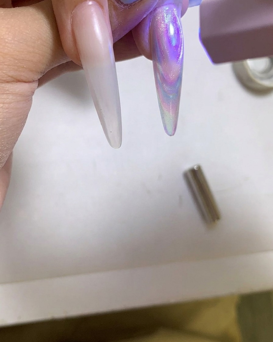 Przenośna lampa UV/LED utwardzająca błyszczący paznokieć cat eye.