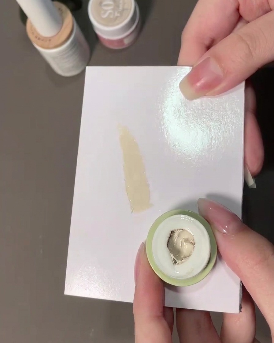 Ein Schwamm nimmt milchweißes Padding-Gel von einer Palette auf.