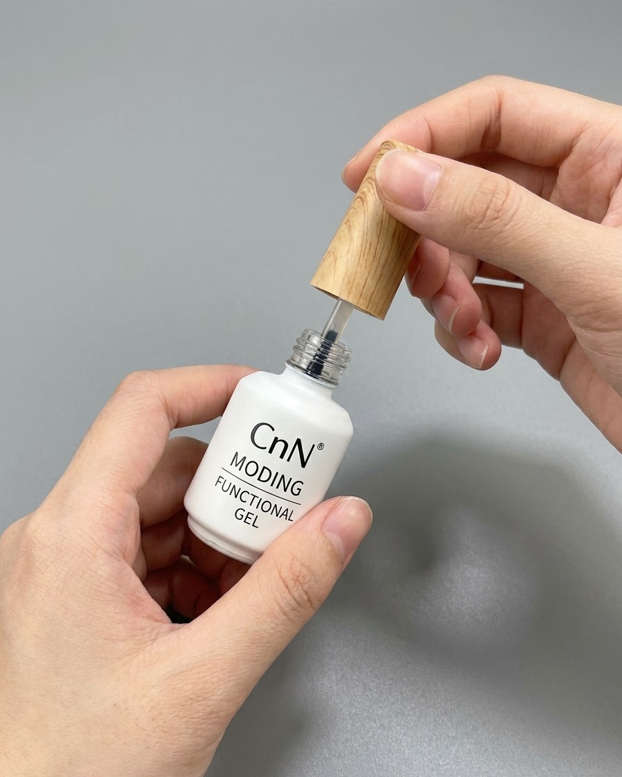 Eine Flasche mit funktionalem Top-Coat-Gel, während der Pinsel herausgezogen wird.