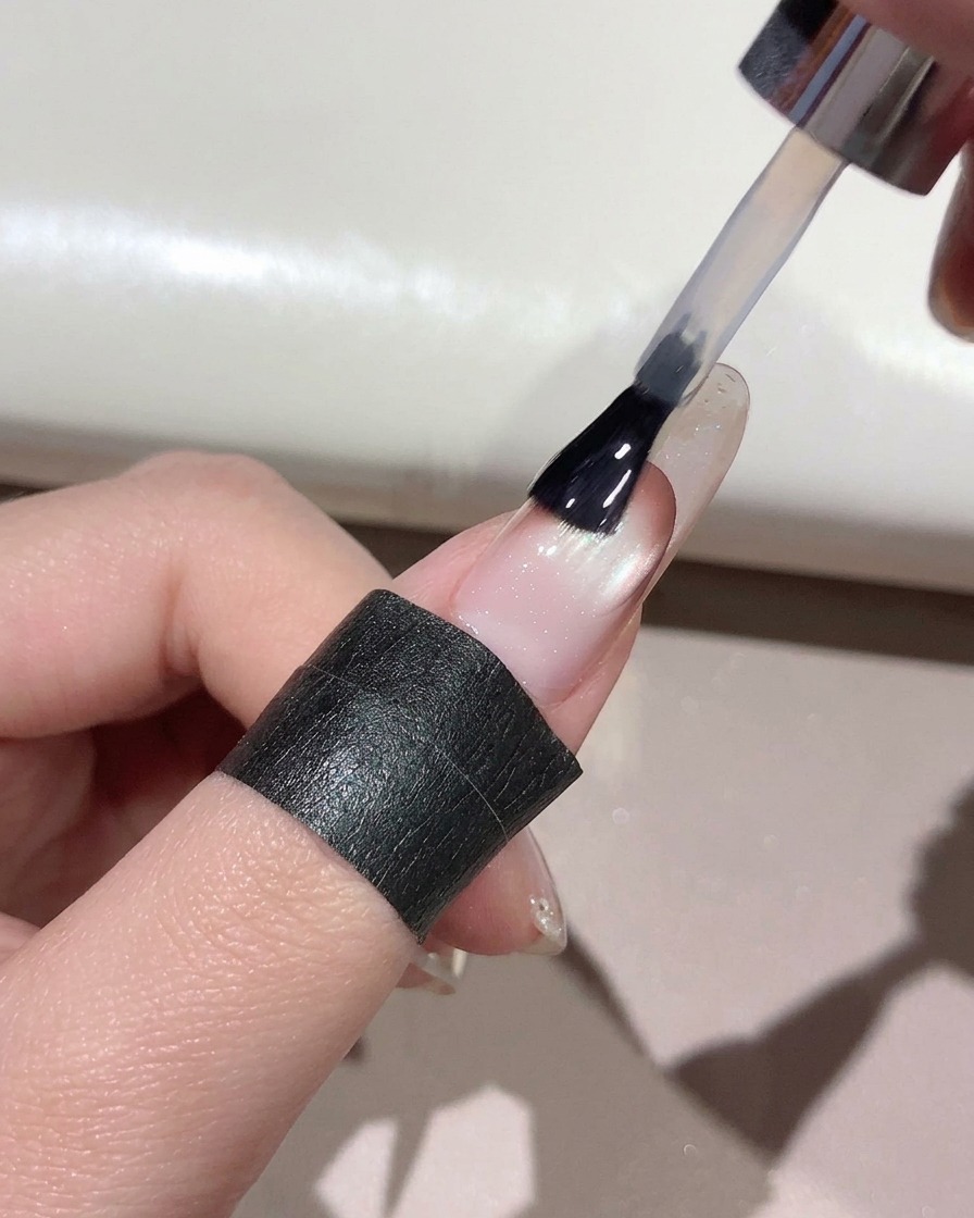 Pędzelek do paznokci nakładający czysty top coat na całą powierzchnię manicuress.