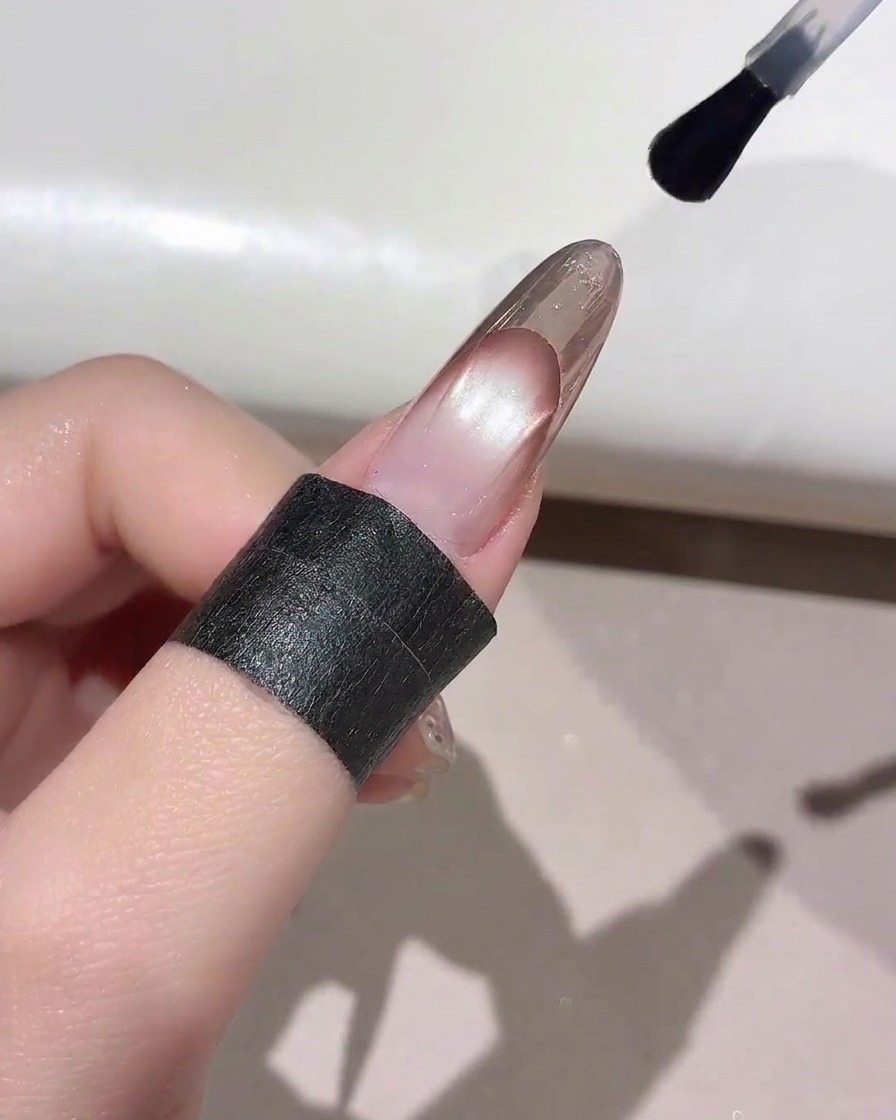 Pędzelek nakładający bezbarwny top coat na końcówkę gotowego frencha.