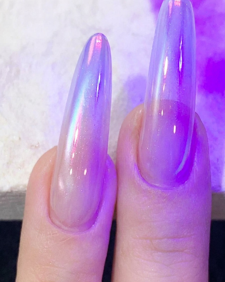 Palce z żelem cat-eye utwardzające się pod fioletową lampą UV/LED do paznokci.