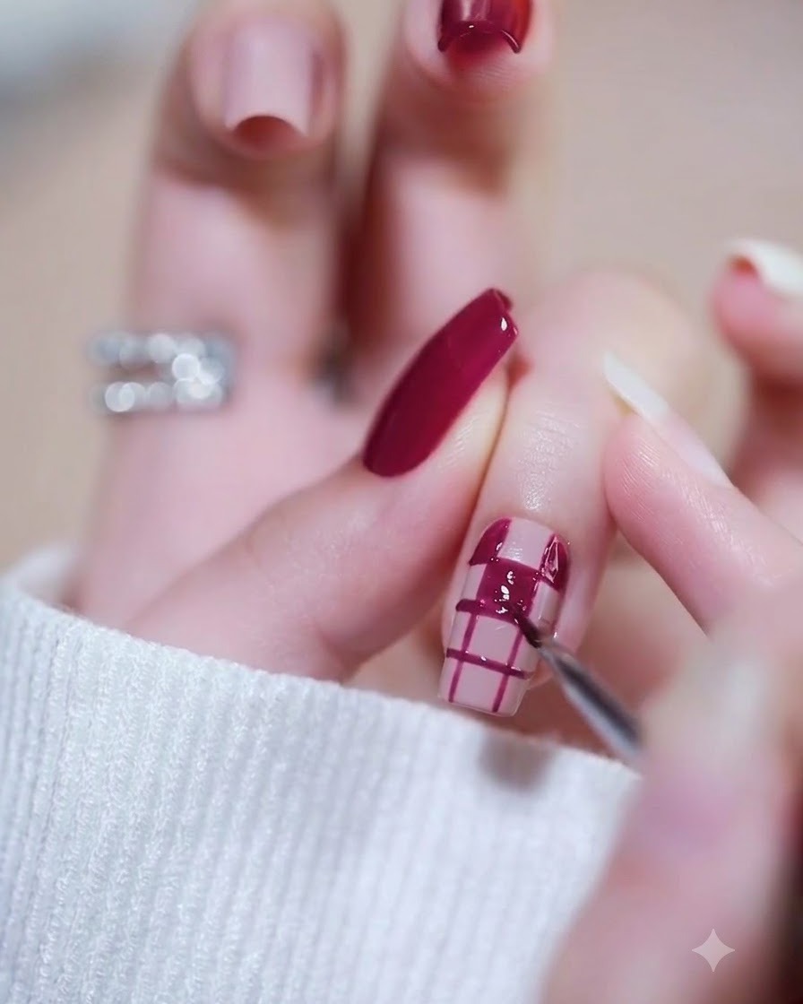 Eine Hand wird unter eine Nagellampe platziert, um die zweite Schicht des Magenta-Gel-Lacks auszuhärten.