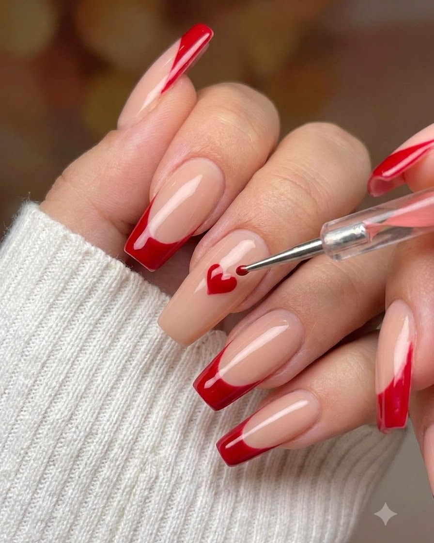 Ein feiner Nail-Art-Pinsel füllt abwechselnde Abschnitte eines Gittermusters mit weißem Lack aus.