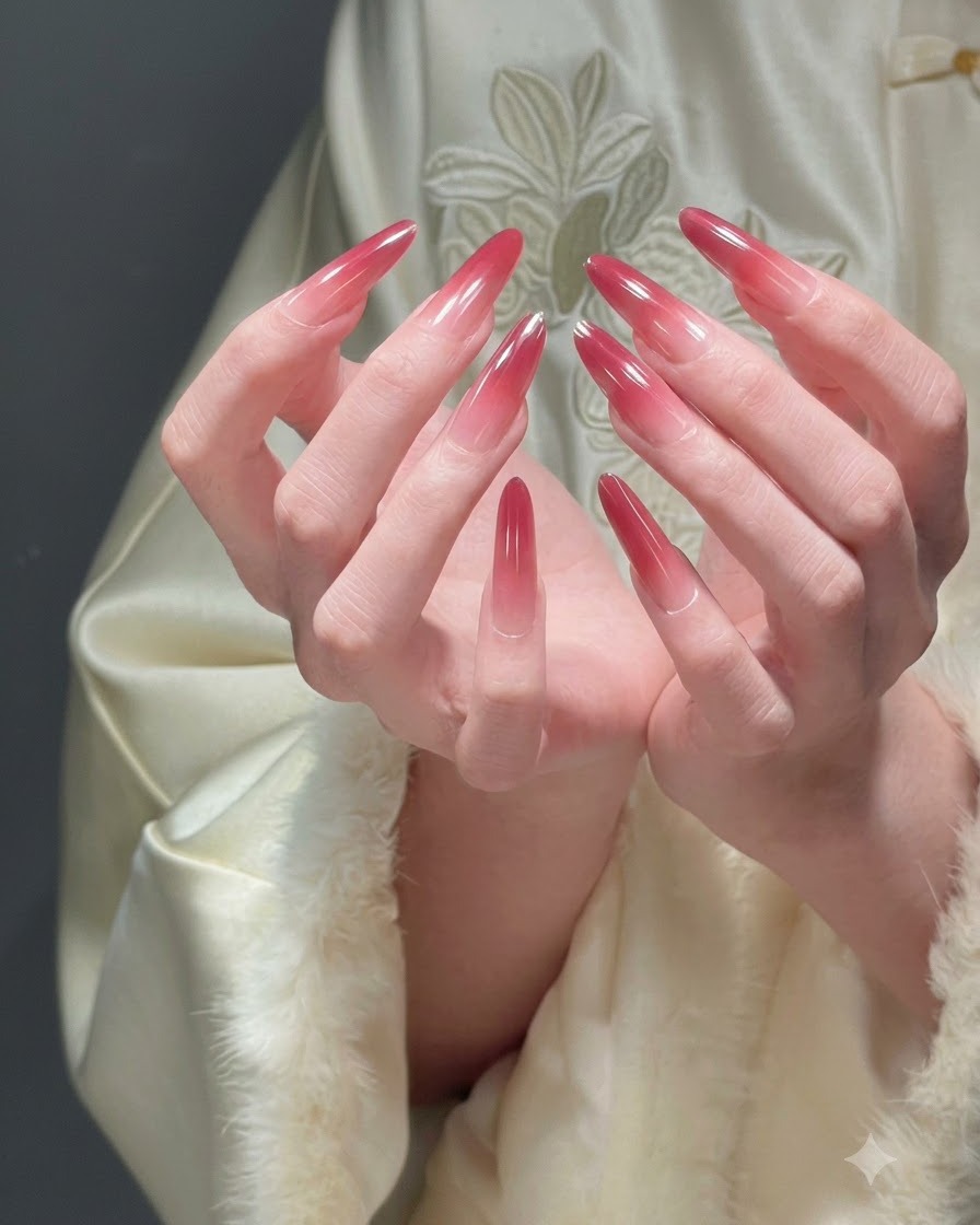 Dwie dłonie złożone razem prezentujące wszystkie palce, aby pokazać kompletny świąteczny manicure z czerwonym ombre.