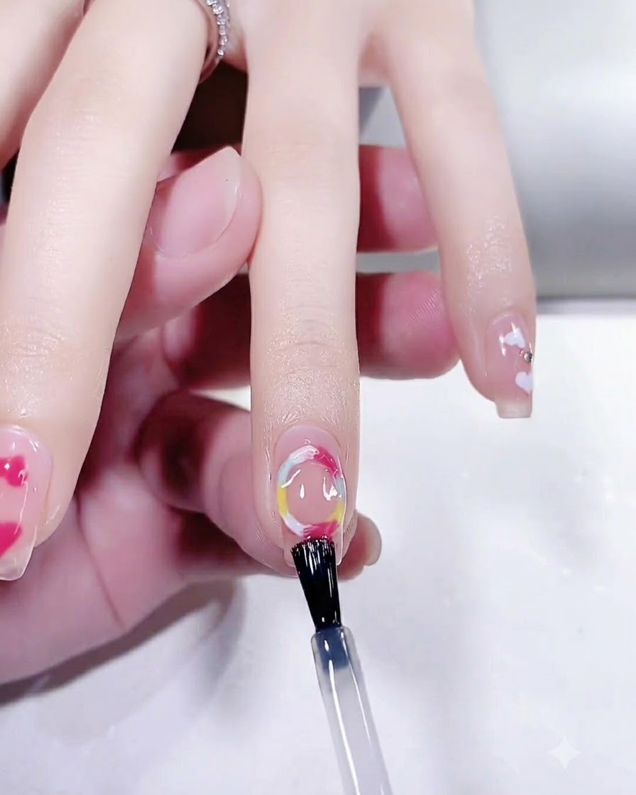 Dłoń umieszczona w lampie UV LED, utwardzająca ostatnią warstwę topu manicureu.
