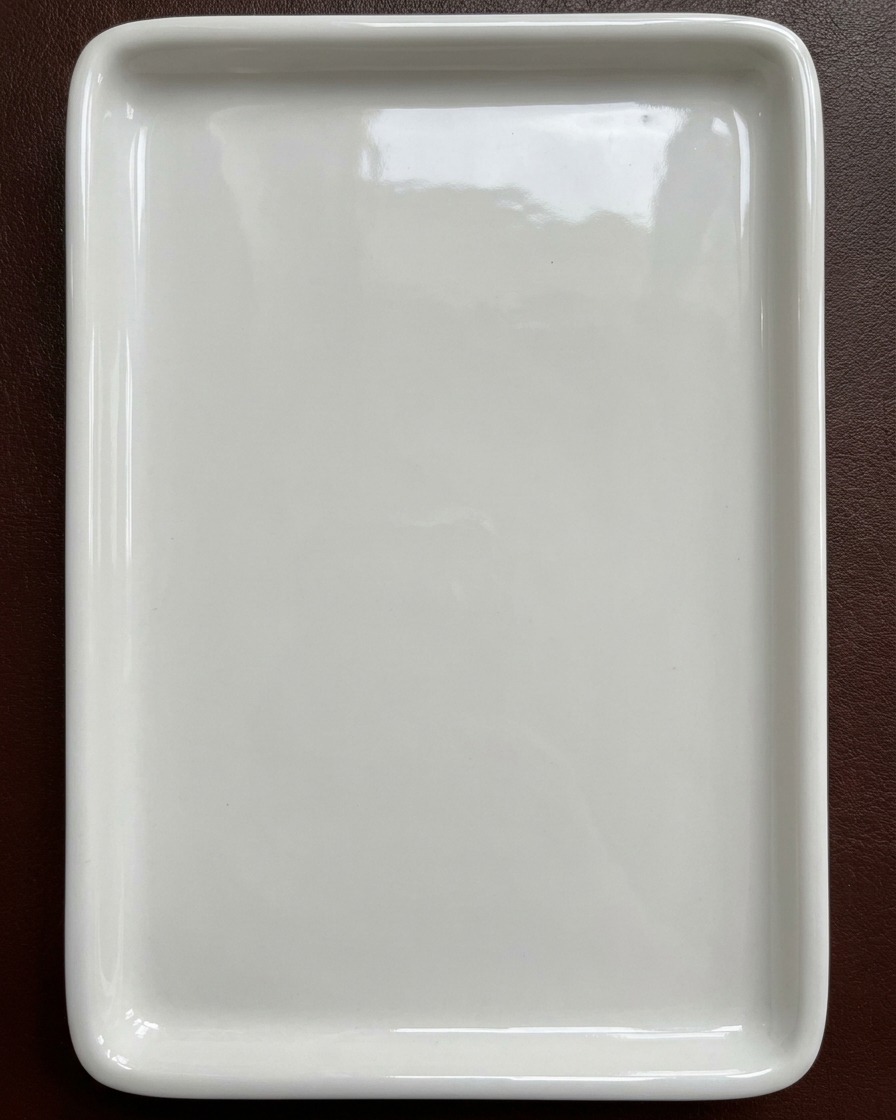 Czysta biała ceramiczna paleta do mieszania gotowa na pigmenty akwarelowe do paznokci.