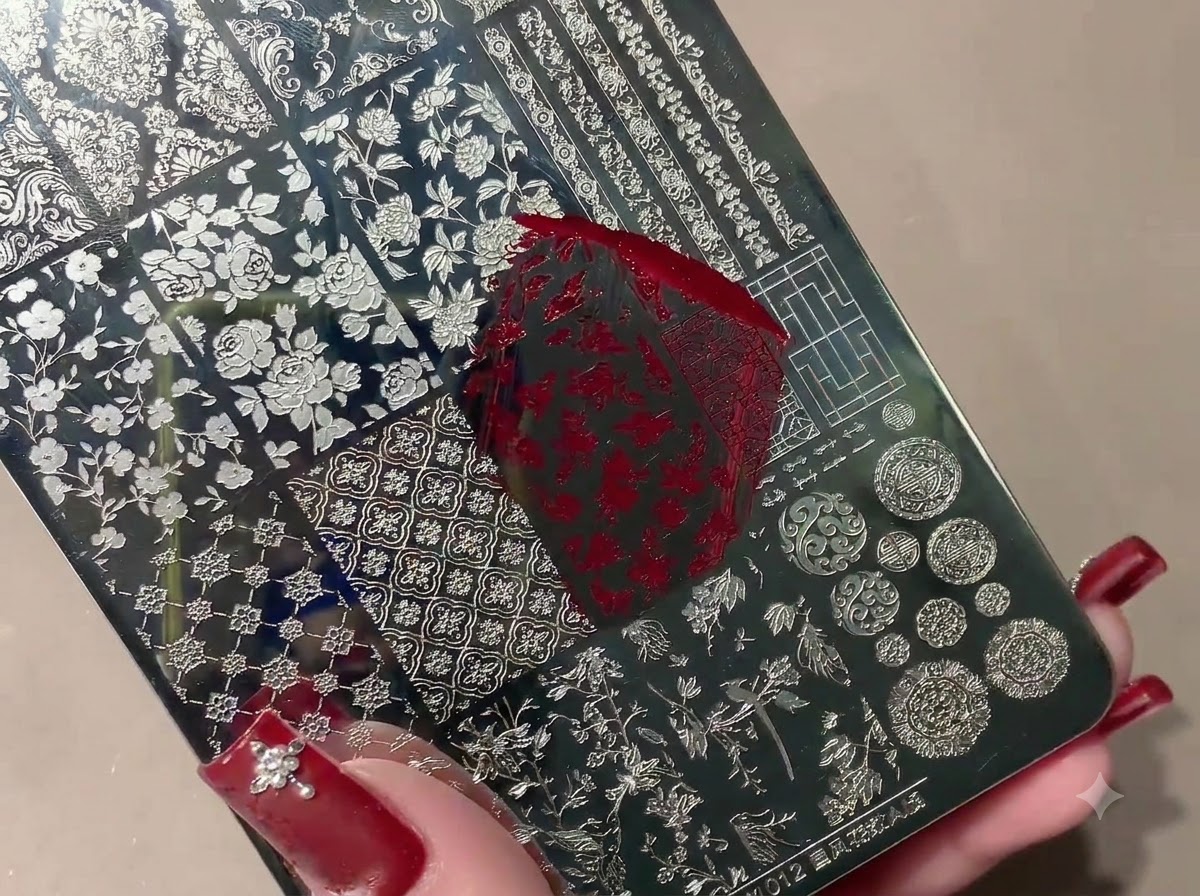 Silikonowy stempel podnoszący czerwony stemplowany wzór z metalowej blaszki.