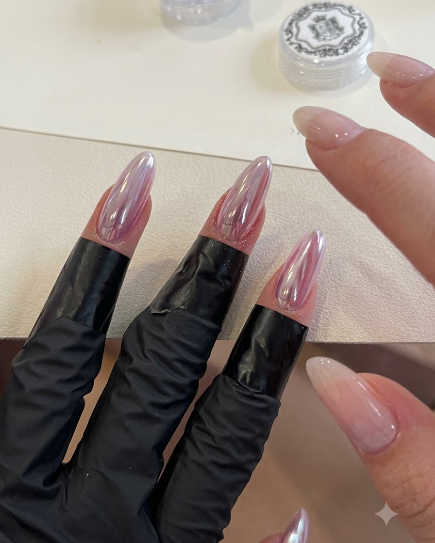 Aplikator gąbkowy wcierający opalizujący pyłek sky mirror powder w migdałowe paznokcie chrome.