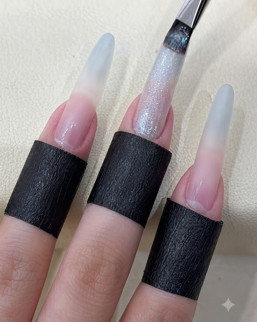 Pędzelek do paznokci aplikujący mieniący się żel starry cat eye na długi, wymodelowany paznokieć.