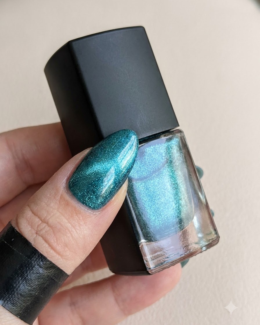 Eine Flasche Topcoat neben einem ausgehärteten Nagel, der bereit für das Magiepulver ist.