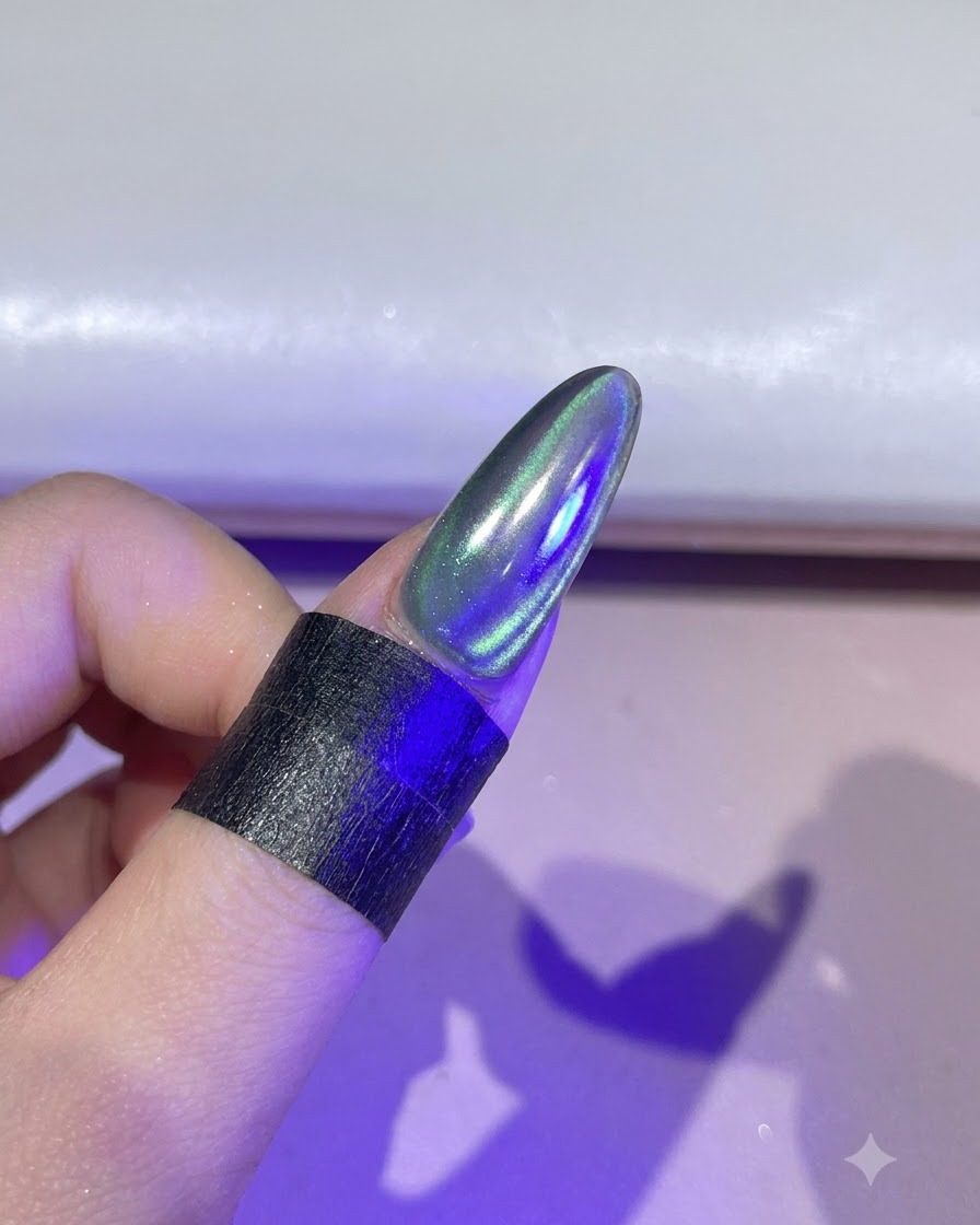 Ein Fingernagel unter einer violetten UV/LED-Härtungslampe beleuchtet.