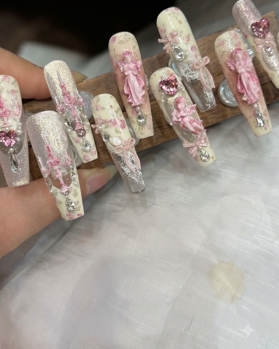 Pędzelek nakładający gładką warstwę matowego wykończenia top coat na kwiatowy nail art.