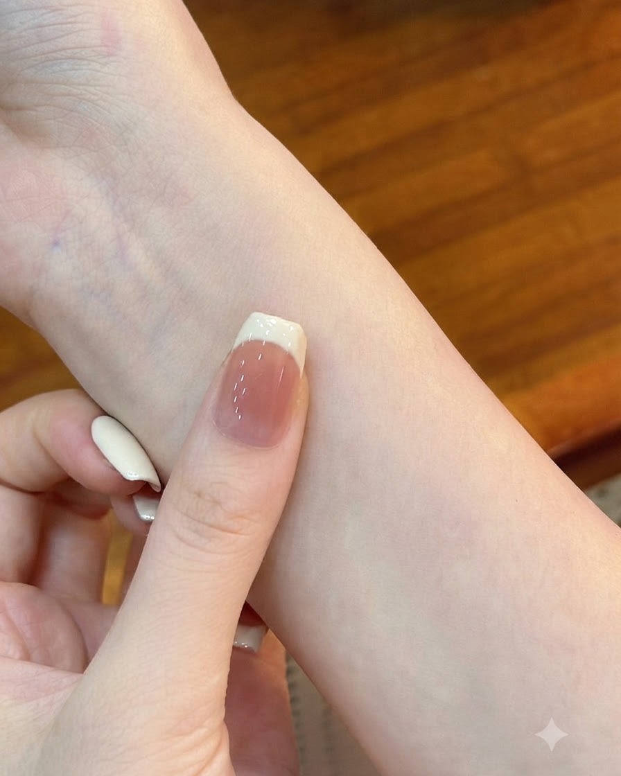 Eine Hand ruht in einer UV- oder LED-Nagellampe zum Aushärten des fertigen Gel-Designs.