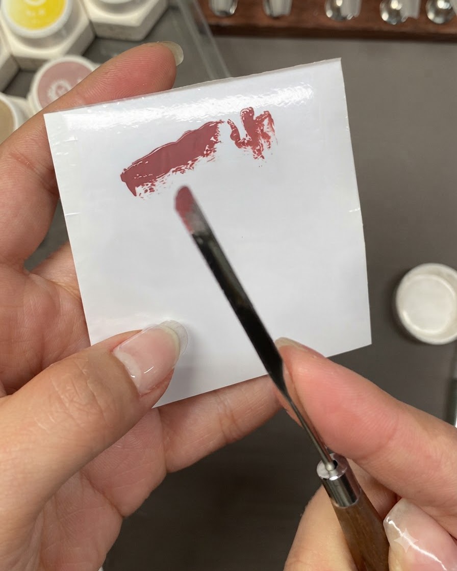 Gąbka lekko wklepująca kolor w krawędź tipsa, tworząc gradient.