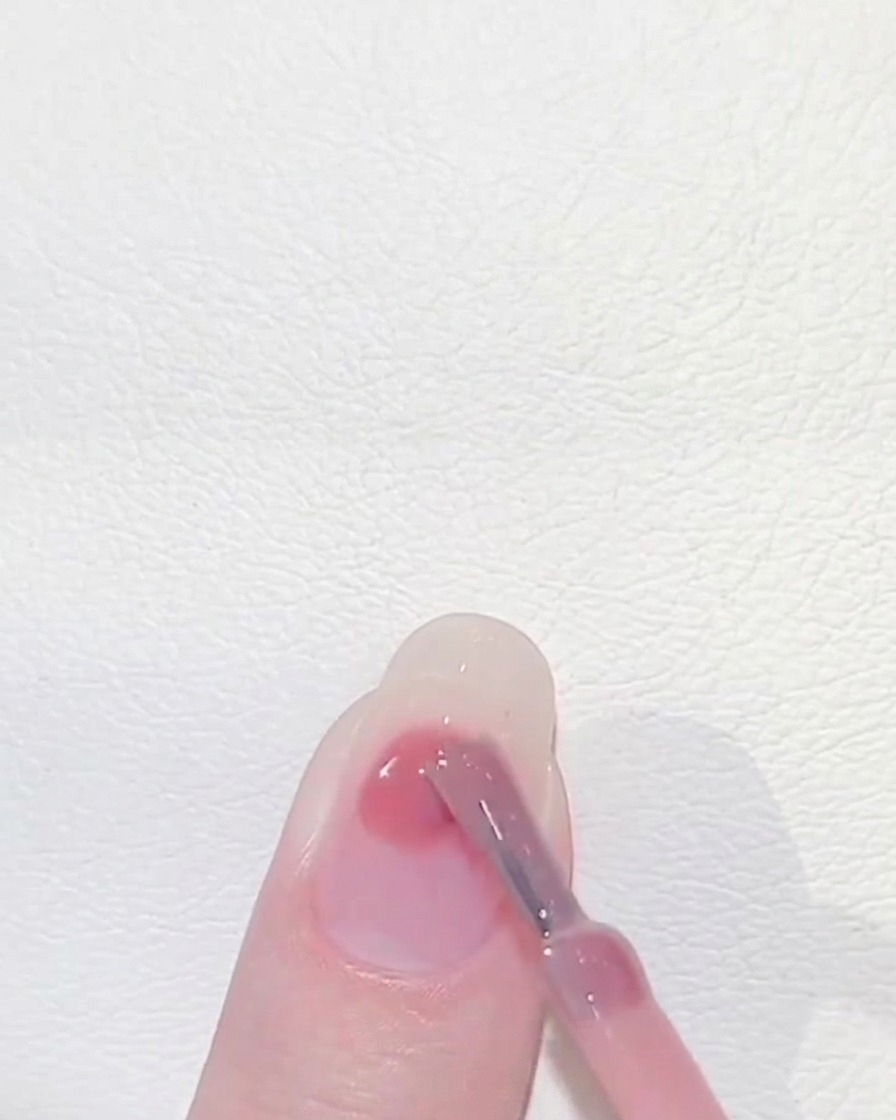 Eine Detailansicht der Verfeinerung der Farbverlaufsränder in der Nähe der Nagelhaut und der Ränder des Nagels.