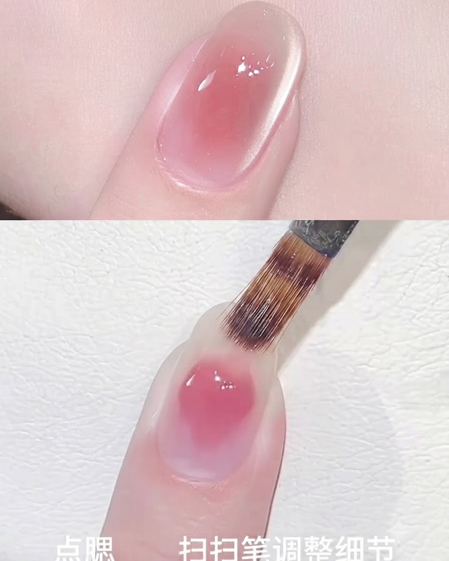 Ein weicher Pinsel verteilt die rosa Blush-Farbe zu einem nahtlosen Farbverlaufskreis auf dem Nagel.