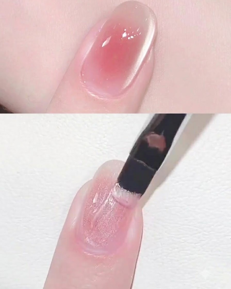 Ein Nagelpinsel und ein Magnet werden verwendet, um die Lichtreflexion auf einem Cat Eye Gel-Nagel zu optimieren.
