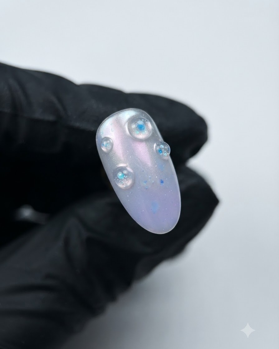 Ukończony paznokieć z wypukłymi fioletowymi bąblami żelu strukturalnego 3D na bazie aurora.