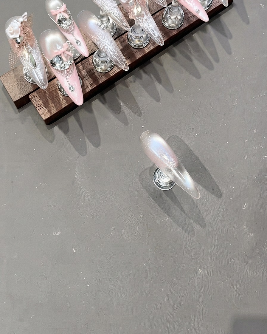 Przezroczysty stempel żelowy pobierający szczegółowy biały wzór z wyrytej metalowej płytki.