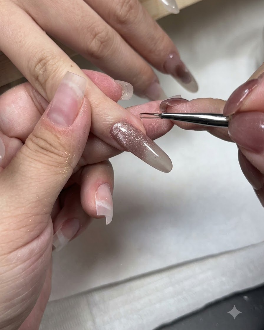 Cienki pędzelek do zdobień nakładający żel do stylizacji bez przemywania na końcówkę paznokcia cat-eye.