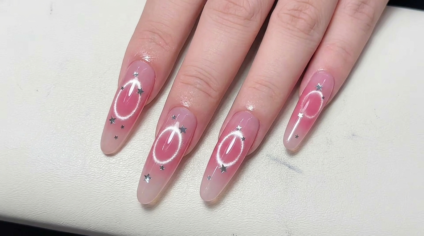 Różowe Paznokcie Blush z Efektem Pustego Cat Eye i Srebrnymi Gwiazdkami — Krok po Kroku