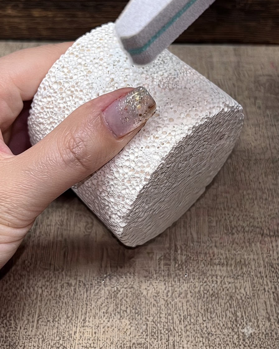 Pilnik typu blok polerski wygładzający powierzchnię manicureowanego paznokcia.