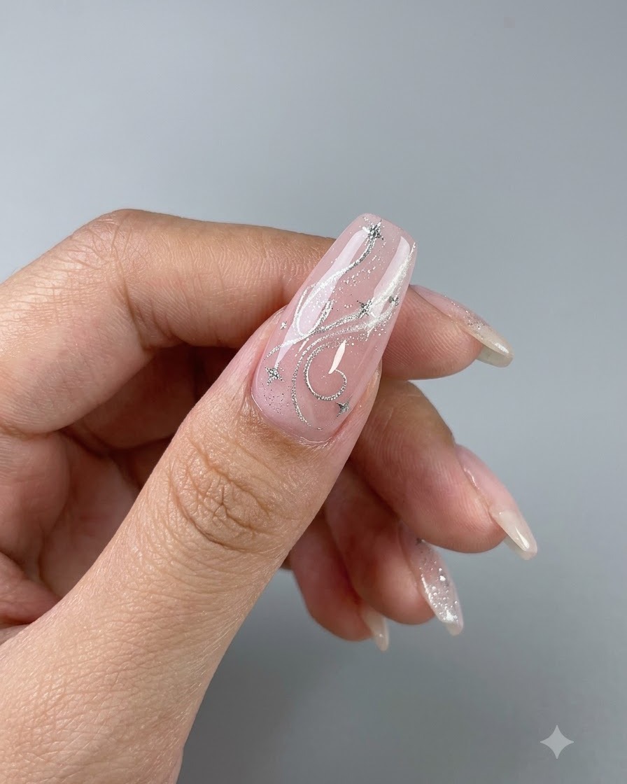 Ein fertiger Cat-Eye-Gel-Nagel zeigt einen hellen, konzentrierten zentralen Glaseffekt mit Sternen-Nail-Art-Akzenten.
