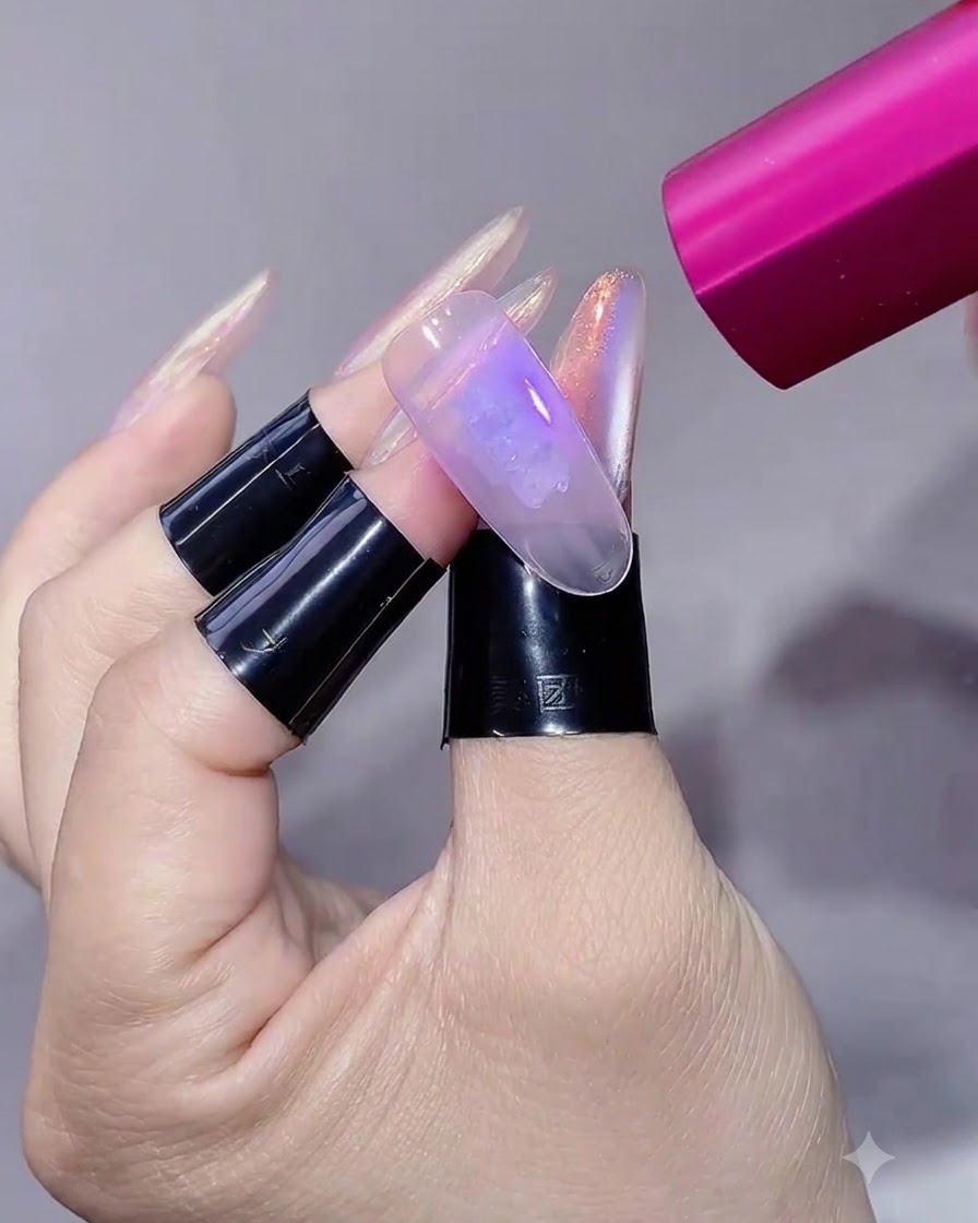 Różowa przenośna lampa UV/LED oświetlająca manicure na przedłużonym paznokciu.