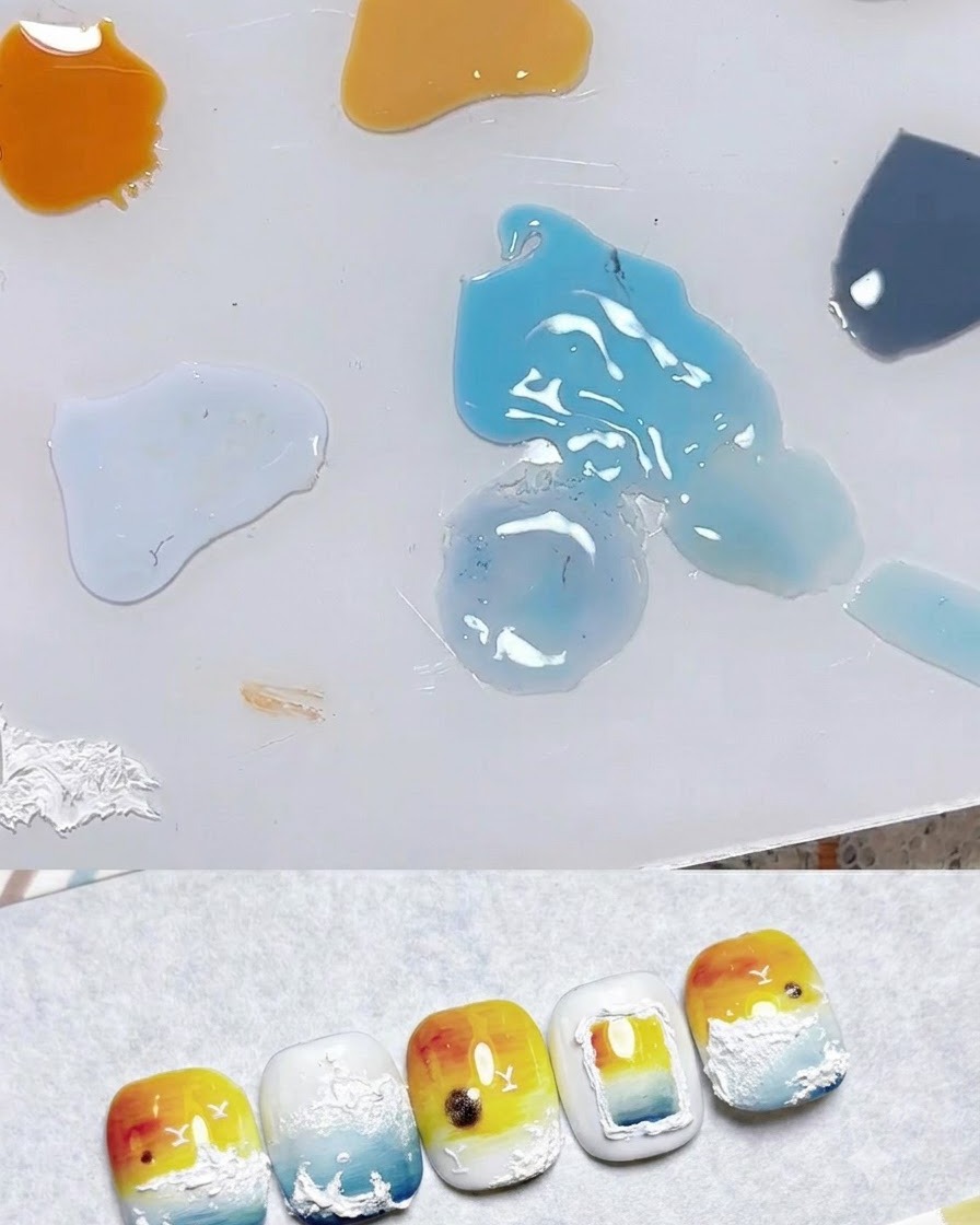 Miešacia paleta znázorňujúca kvapky rôznych farieb gélu vrátane bledožltej, oranžovej a modrej vedľa vzoriek nail artu.