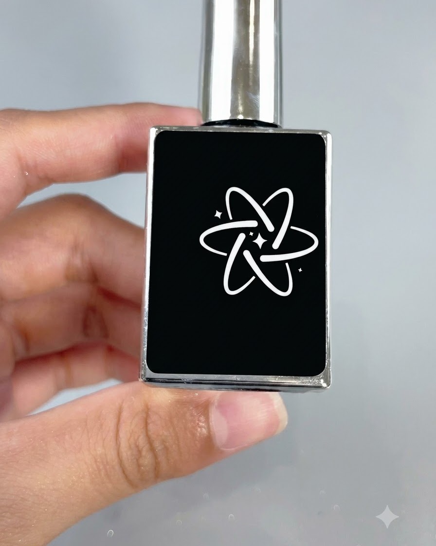 Elegancka czarna buteleczka reprezentująca miękki żel budujący z białym logo w kształcie gwiazdki.