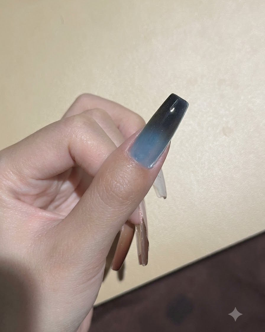 Gąbeczka wklepująca ciemny pigment na górną krawędź żelowego paznokcia w celu pogłębienia przejścia ombre.