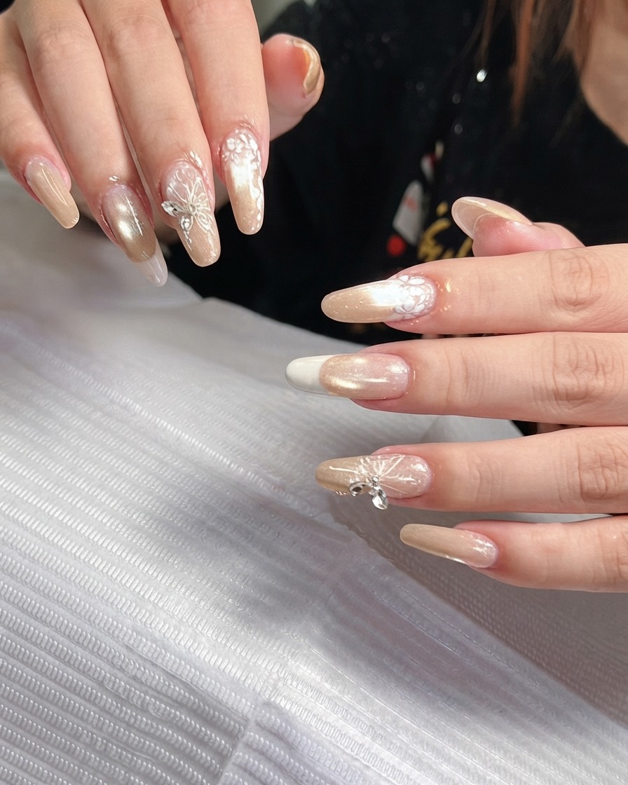 Kąt zbliżenia na palce prawej dłoni uwydatniający przezroczysty gradient nude i gładkie przejście French fade.
