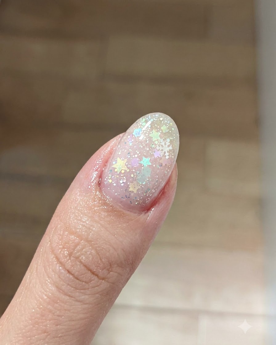 Eine Nahaufnahme einer staubrosafarbenen Blush-Farbe, die sanft auf die Mitte der Nagelplatte getupft wird.