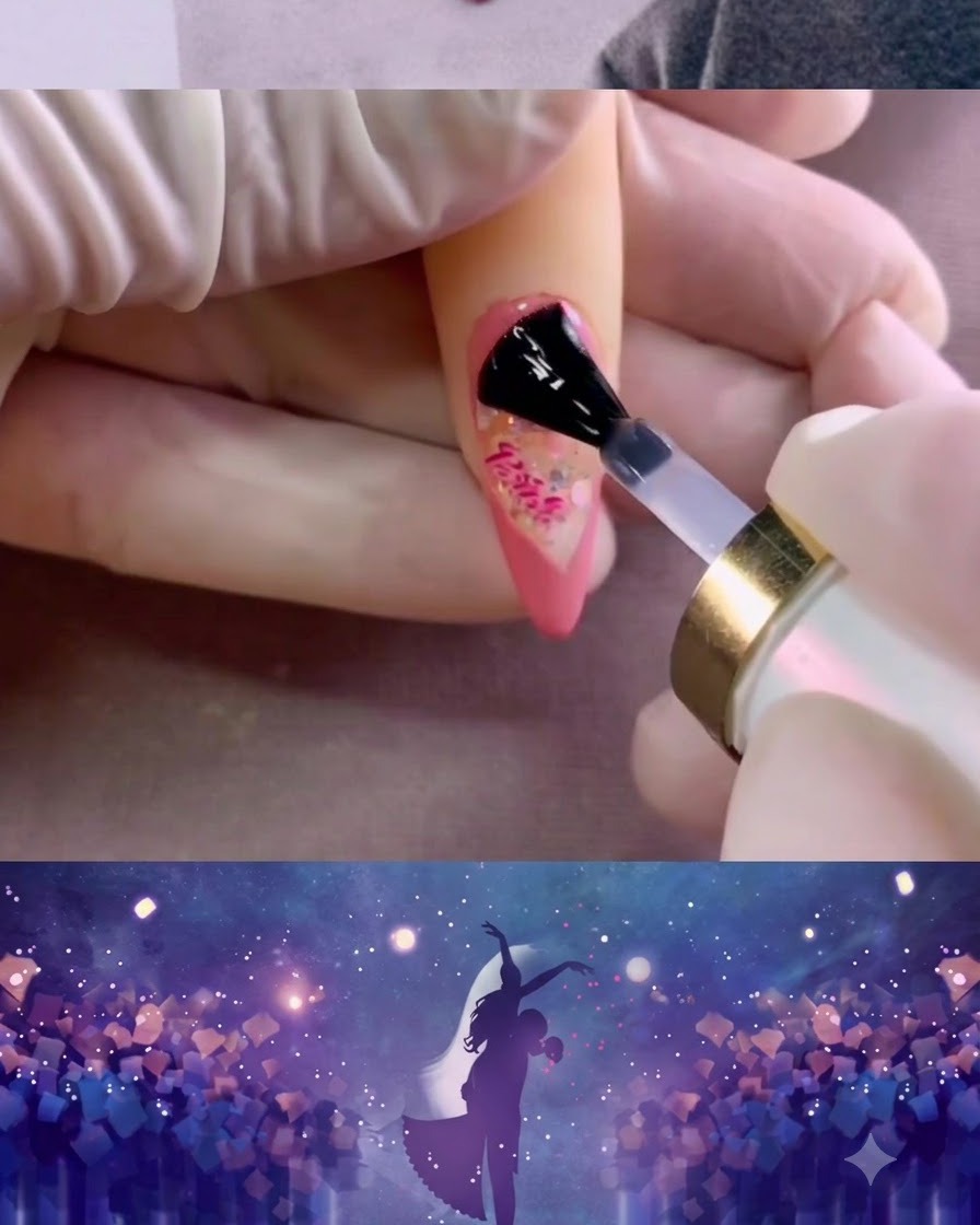 Ein Nagelpinsel verteilt eine Schicht matten Überzug über die rosa bemalte Nageloberfläche.