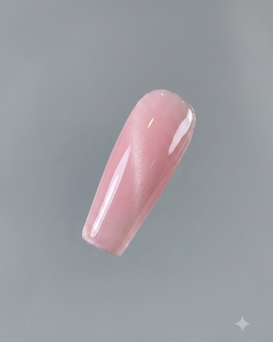 Zbliżenie na paznokieć pokryty gładkim, błyszczącym, różowatym żelem cat-eye Aqua Clear No. 2.