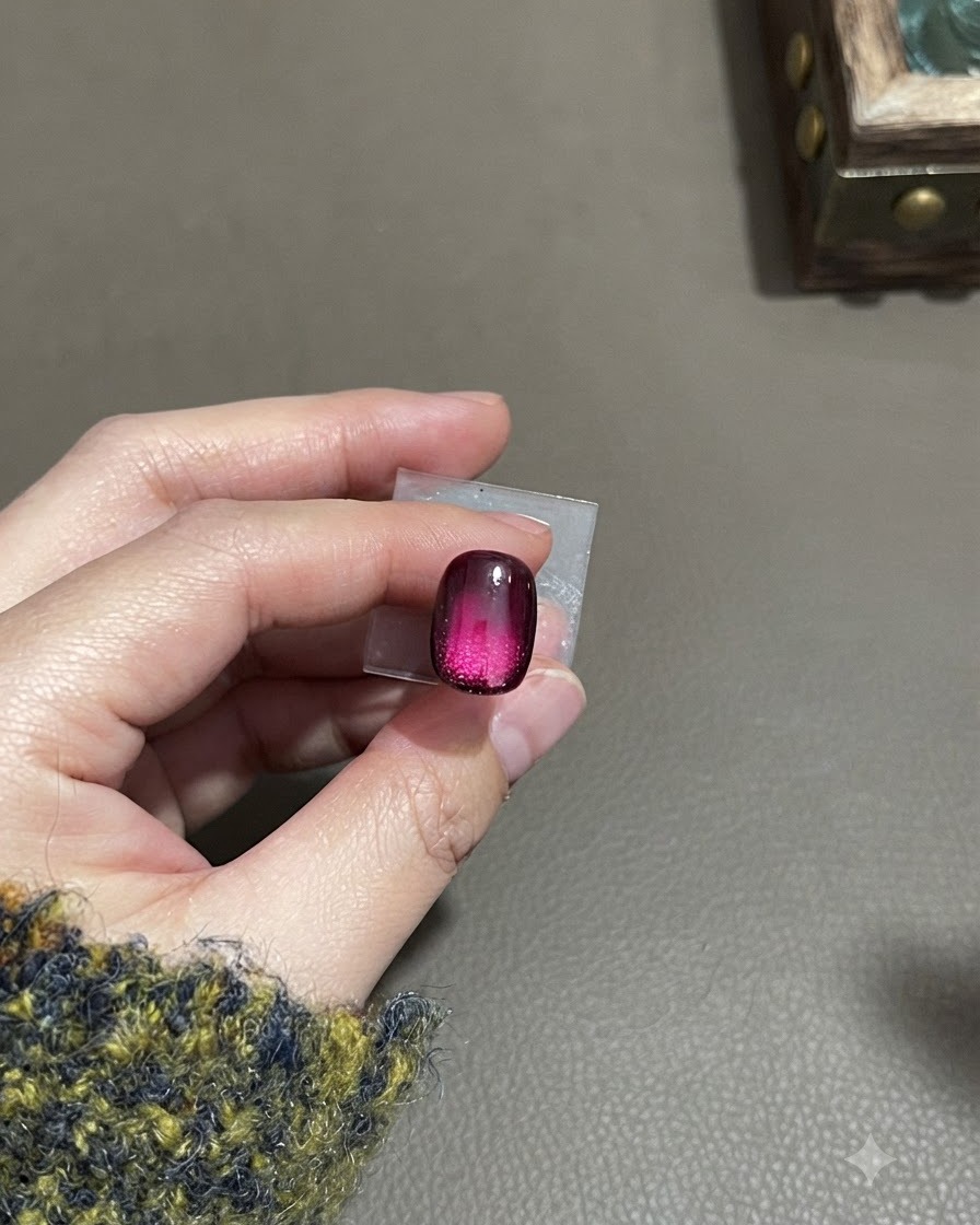 Ukończony gradientowy matowy paznokieć cat-eye prezentujący szronioną, aksamitną teksturę ze skoncentrowanym rozświetleniem w dolnej środkowej części.