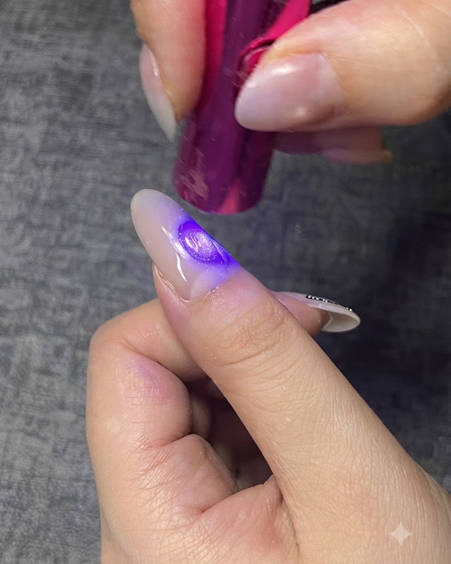 Mini fioletowa lampa UV LED utwardzająca warstwę bezbarwnego żelu na paznokciu.