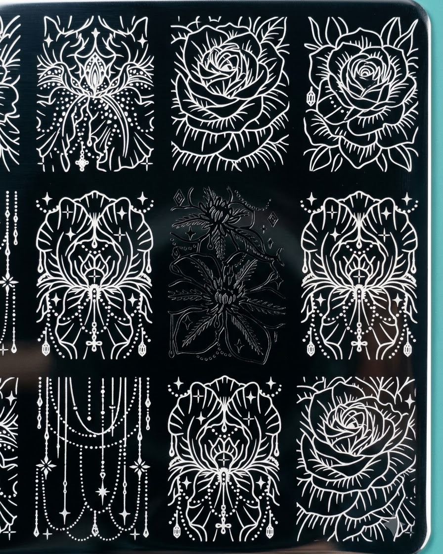 Czysty silikonowy stempel podnoszący szczegółowy czarny grawerunek kwiatowy z metalowej płytki do stempli.