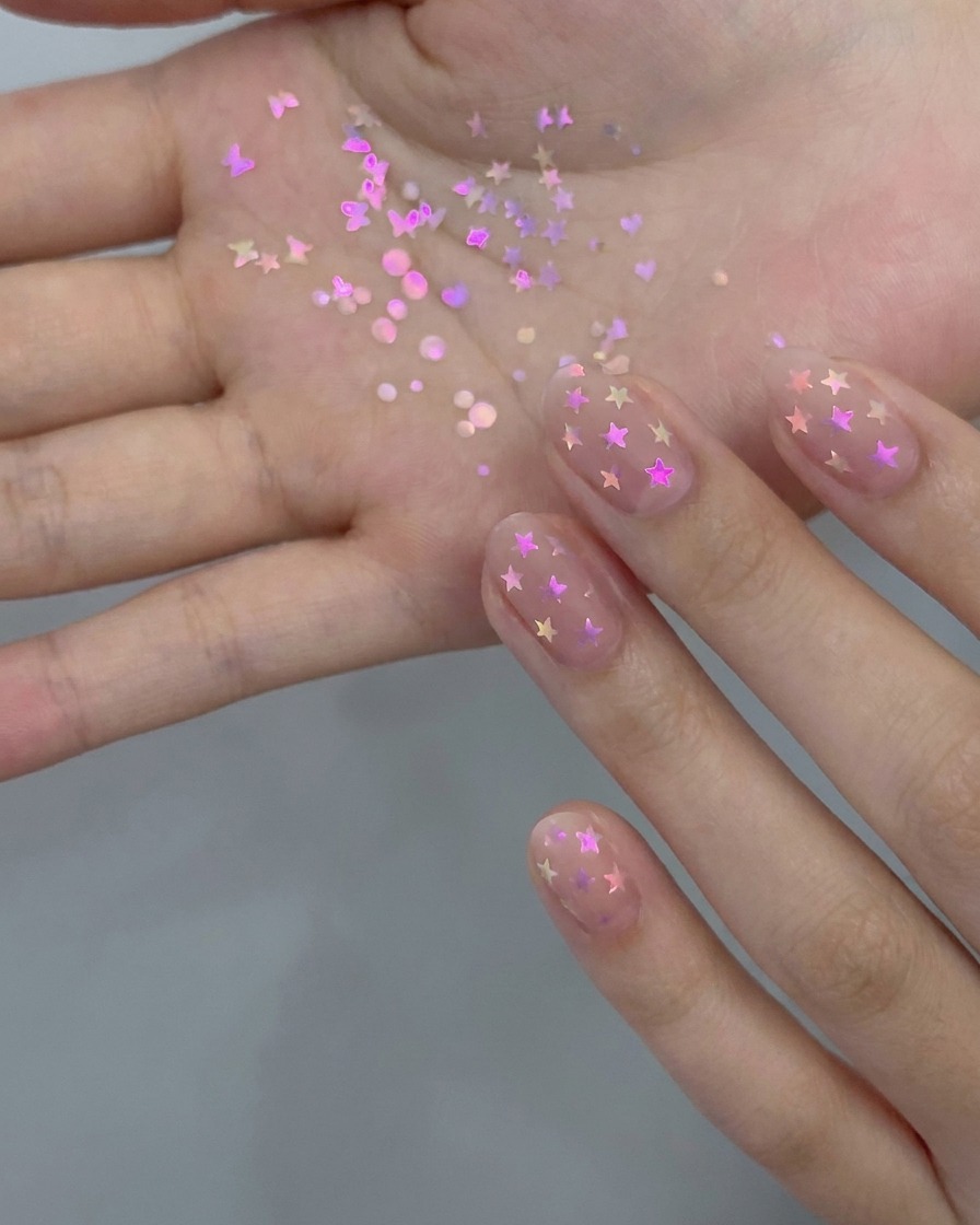 Pędzel do manicure nakładający cienką warstwę przezroczystego, cielistego lakieru hybrydowego na naturalny paznokieć.
