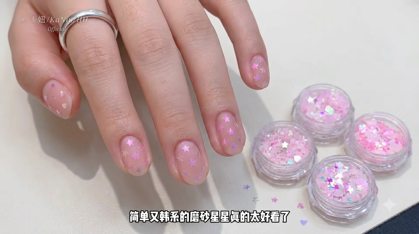 Manicure z Efektem Holograficznych Gwiazdek i Matowego Różu — W Stylu Koreańskim