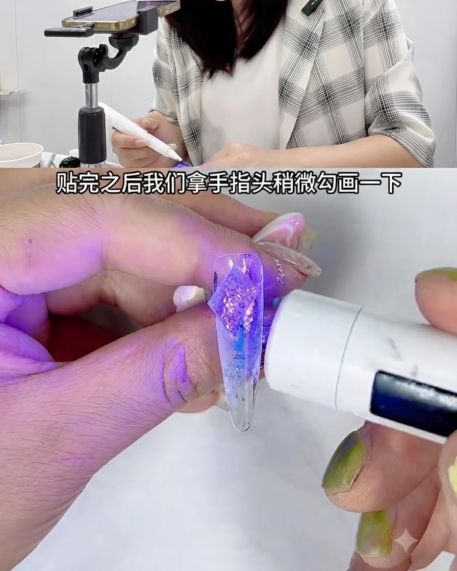 Mini przenośna biała lampa UV do paznokci świecąca fioletowym światłem nad ozdobionym przezroczystym paznokciem treningowym trzymanym przez pęsetę.