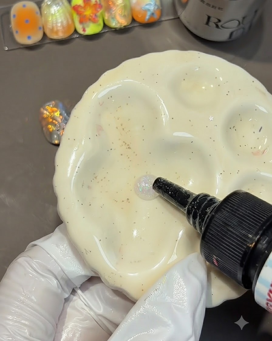 Butelka wyciskająca kroplę przezroczystego żelu do form na białą ceramiczną paletę.