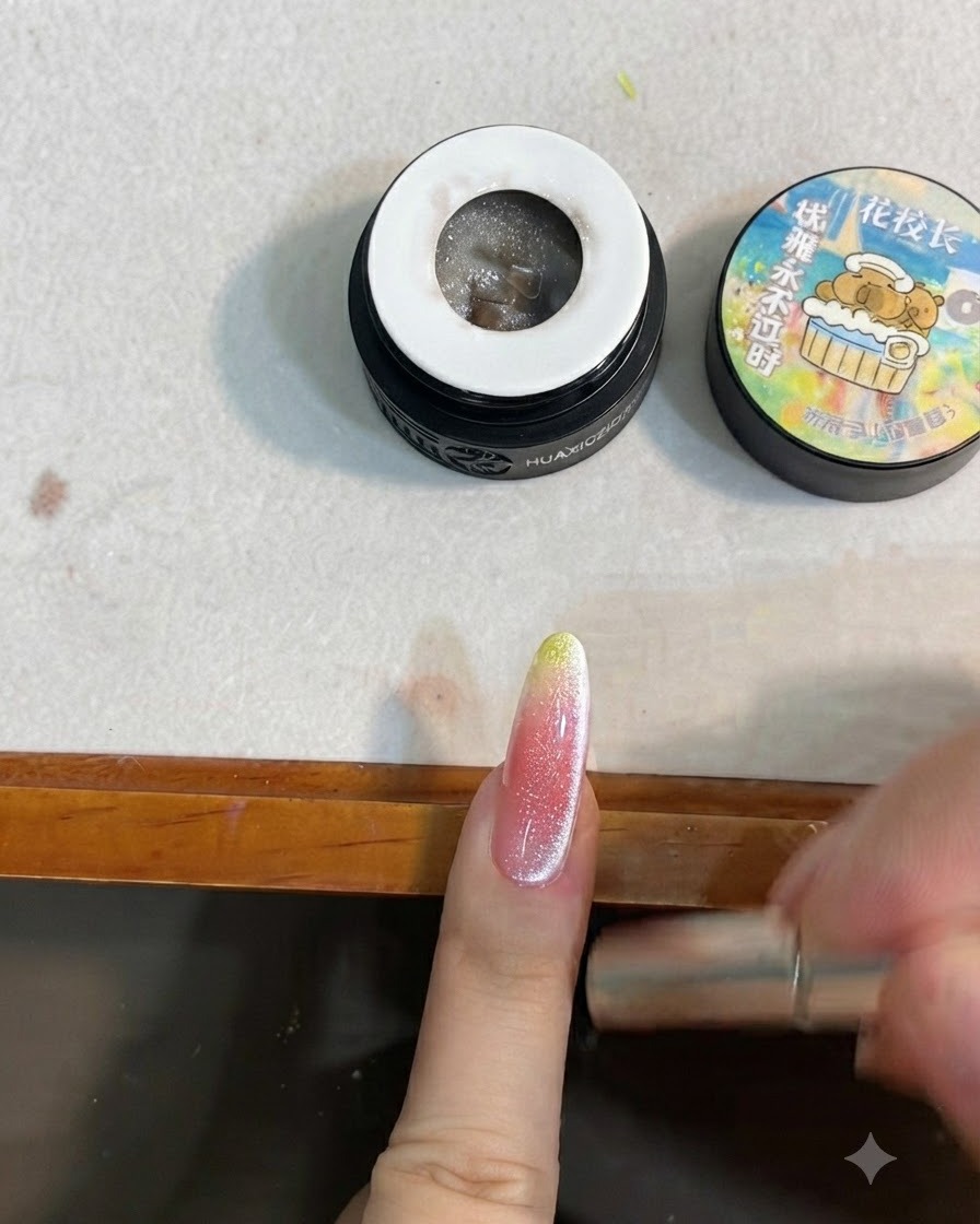 Magnes używany wokół boków paznokcia w celu uformowania świetlistego refleksu cat eye.